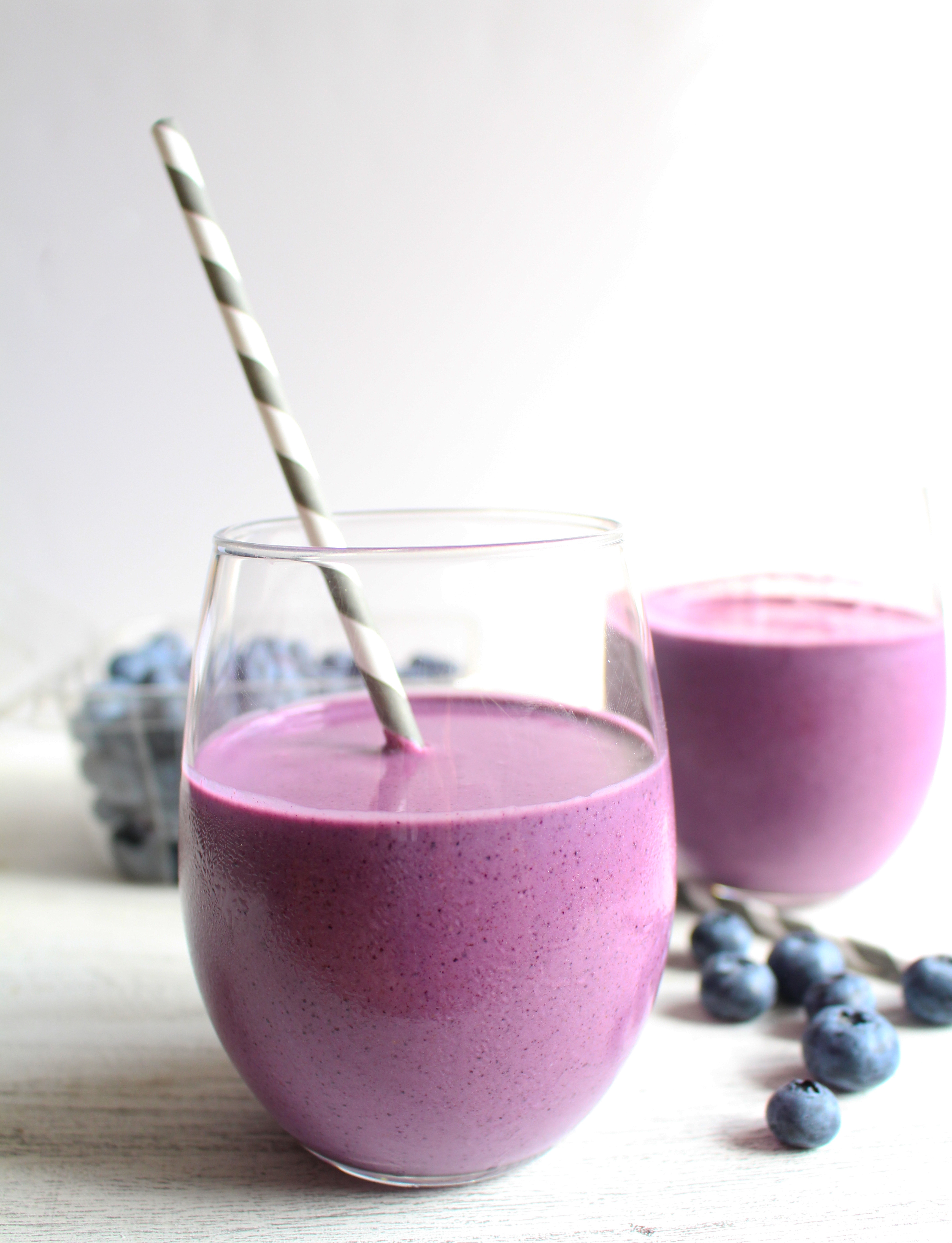 Blueberry oat smoothie - like a blueberry crumble packed into a smoothie!