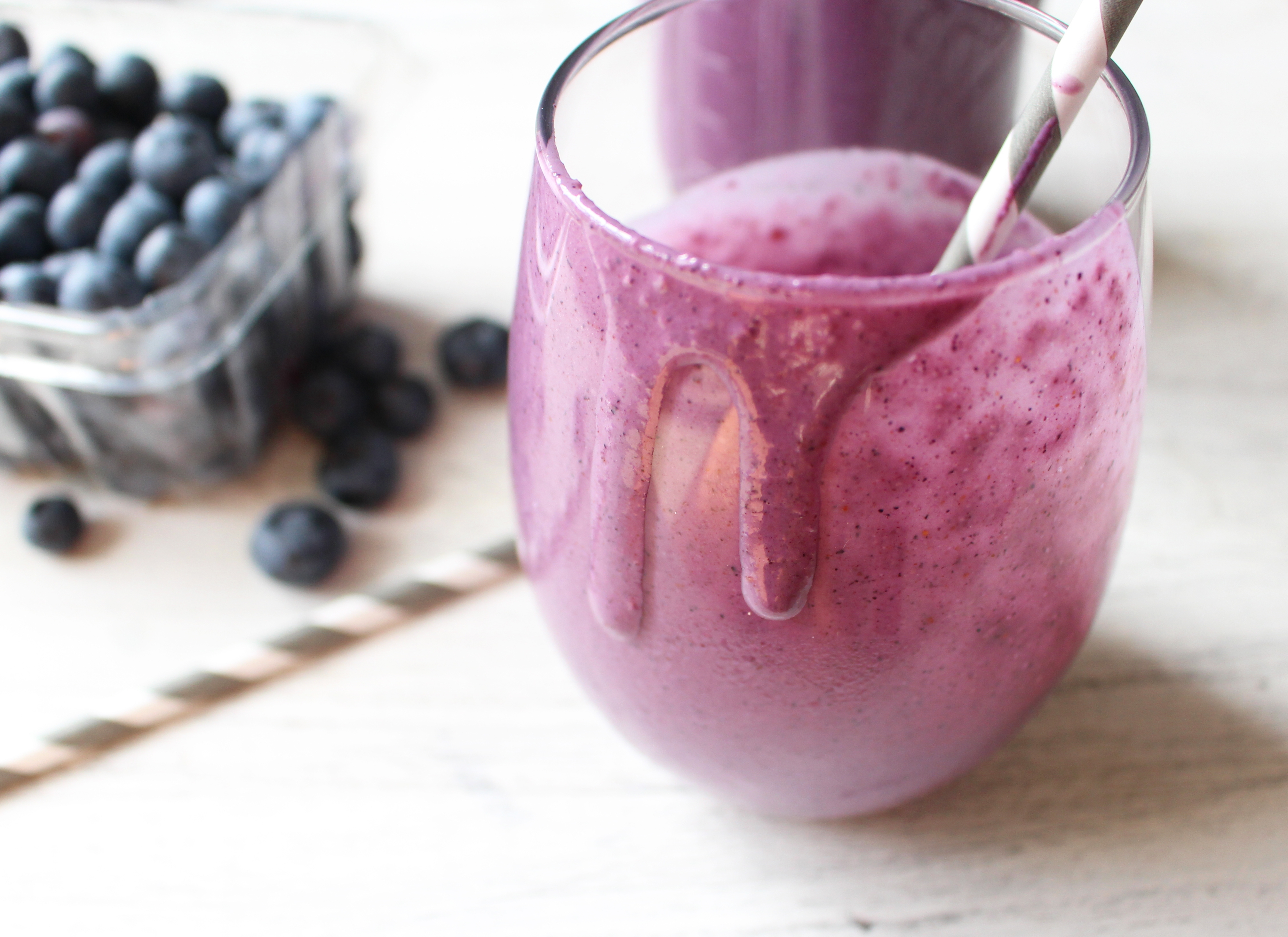 Blueberry oat smoothie - like a blueberry crumble packed into a smoothie!