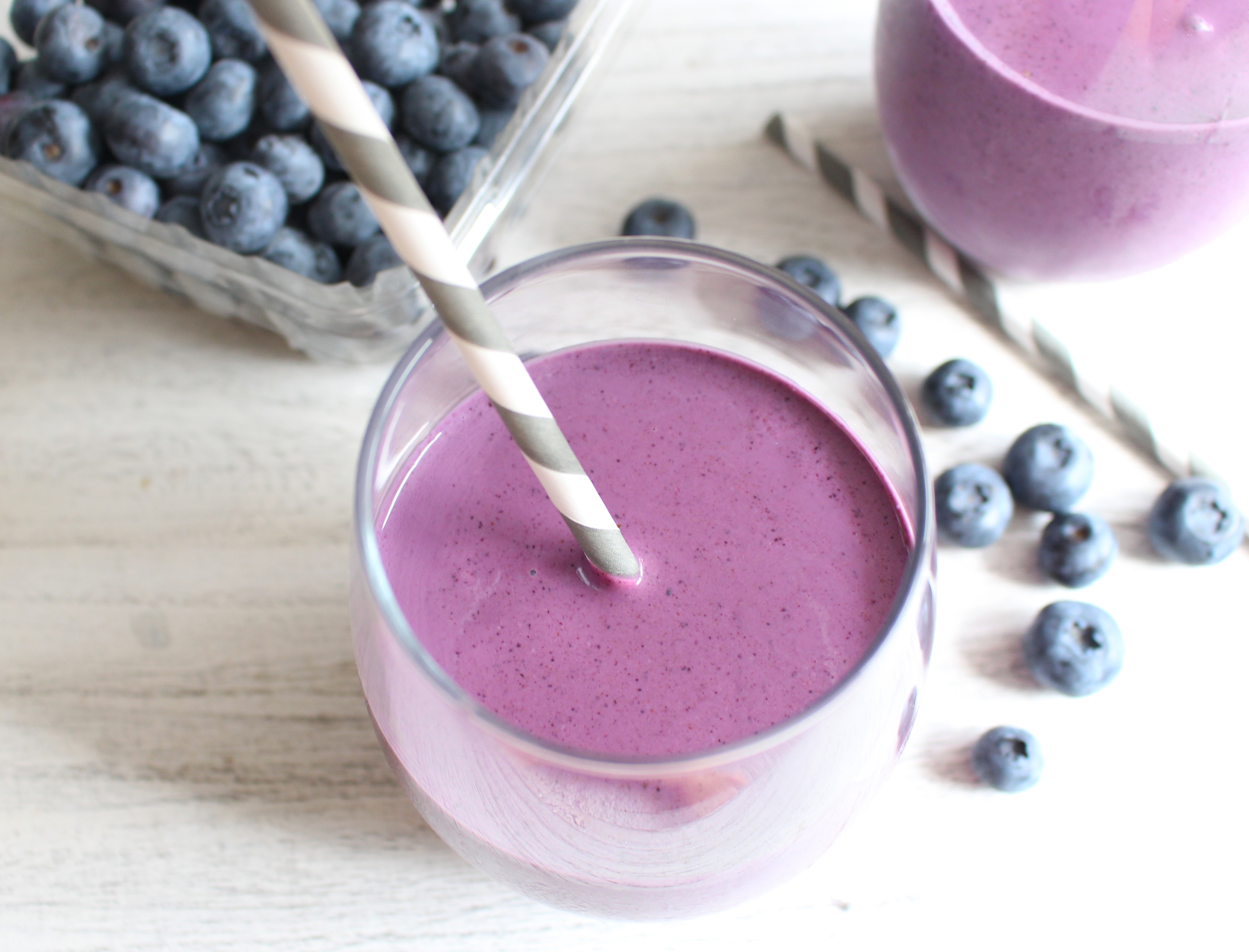 Blueberry oat smoothie - like a blueberry crumble packed into a smoothie!