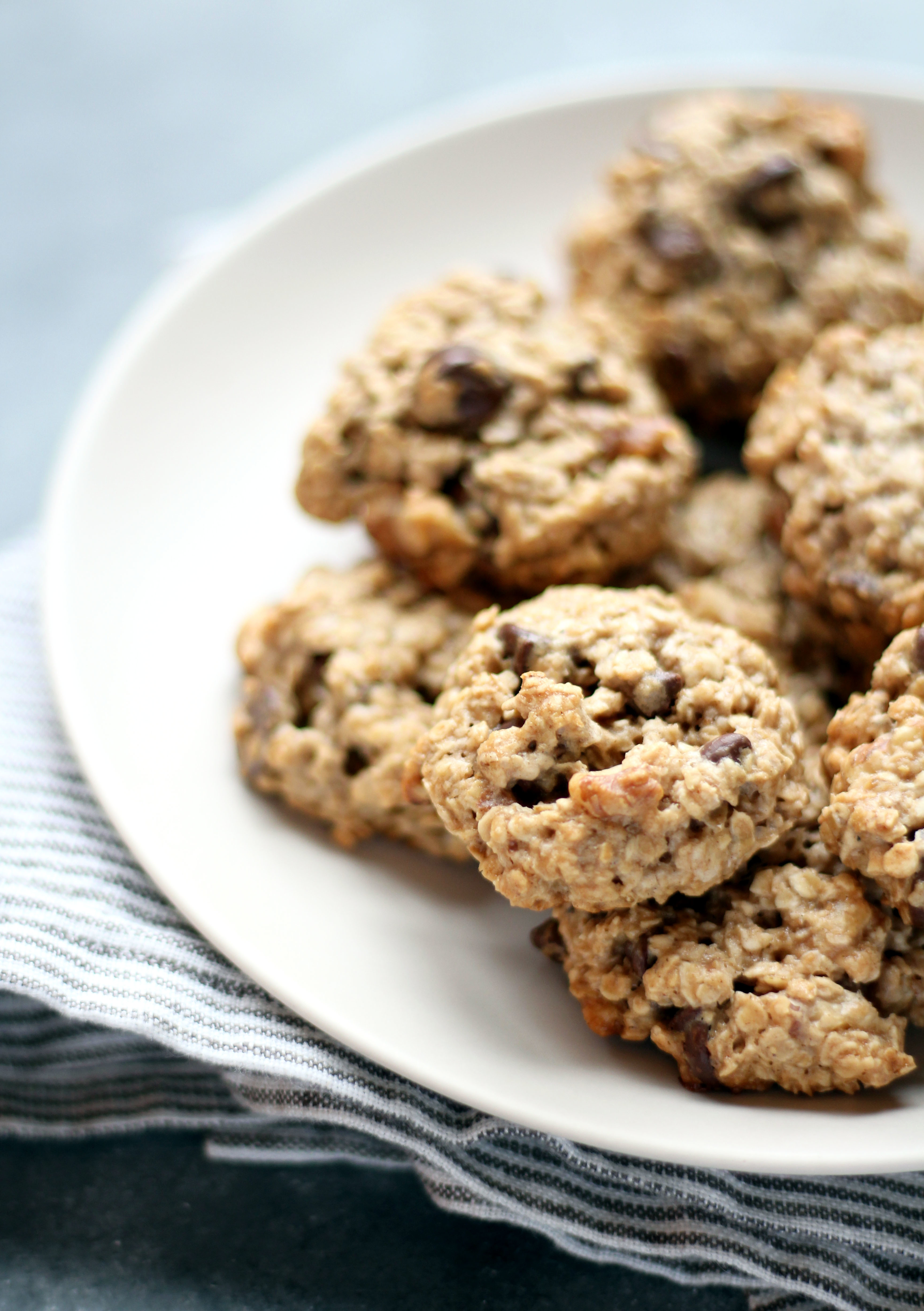 Quick Tahini Oat Cookies. Sweetened with pure maple syrup and balanced out with dark chocolate and crunchy nuts. 