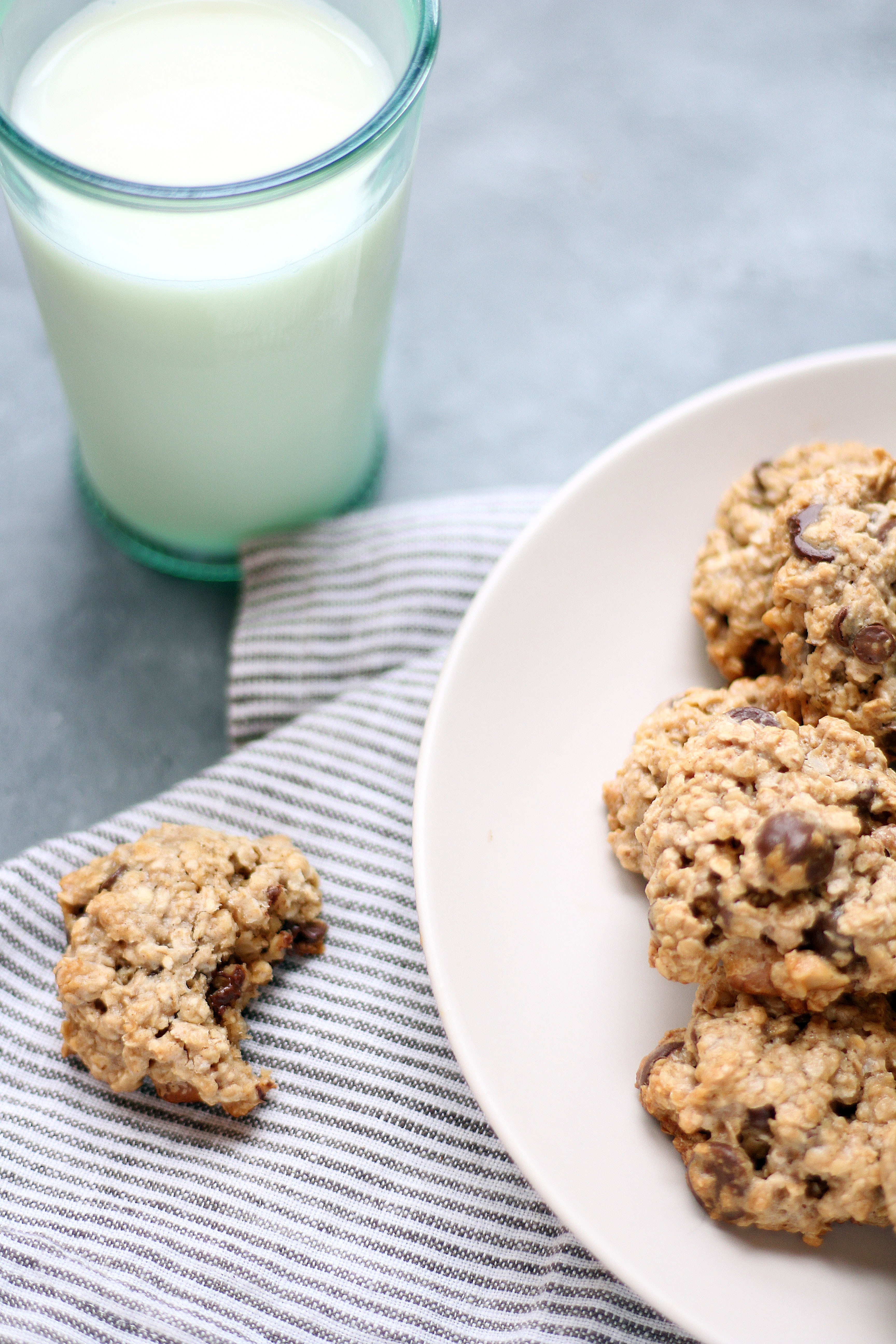 Quick Tahini Oat Cookies. Sweetened with pure maple syrup and balanced out with dark chocolate and crunchy nuts. 